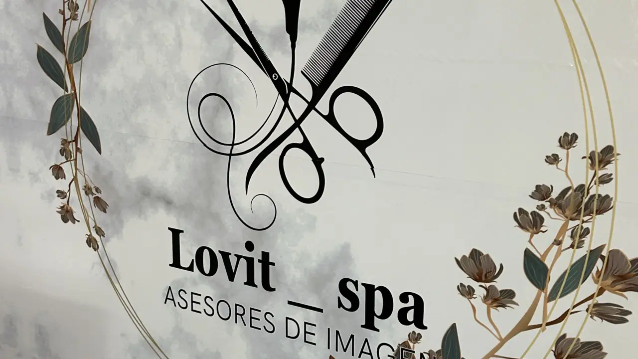 Logo de LOVIT SPA asesores de imagen en la pared del salón