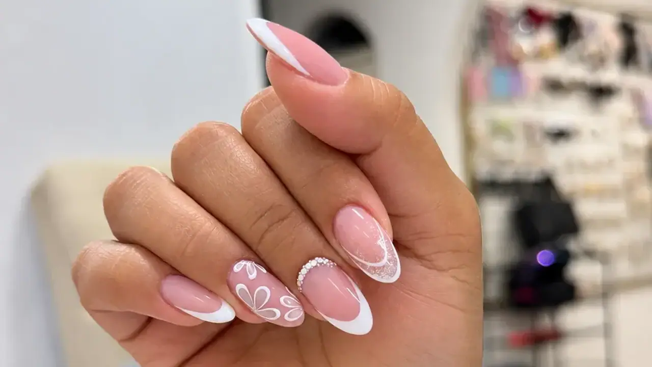 Manicure francesa almendrada con flores blancas, uñas en Armenia