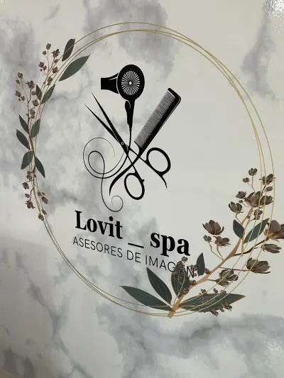 Logo de LOVIT SPA asesores de imagen en la pared del salón