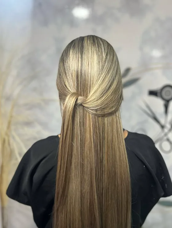 Semirrecogido con nudo en cabello liso con mechas, peluquería en Armenia