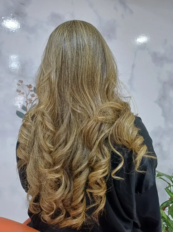 Ondas marcadas en cabello largo con mechas, peluquería en Armenia