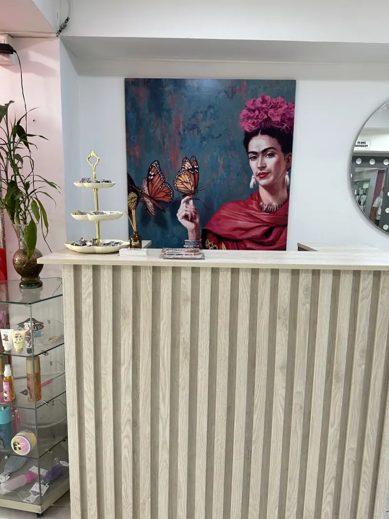 Recepción de LOVIT SPA con cuadro de Frida Kahlo