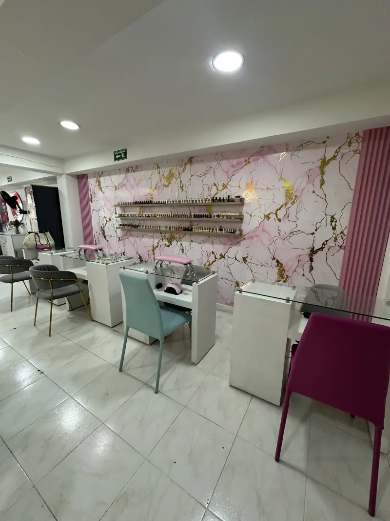 Zona de manicure de LOVIT SPA en Armenia con pared de mármol rosado