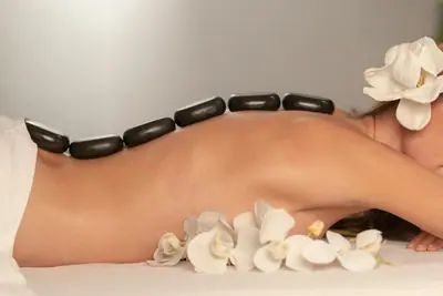Piedras calientes sobre la espalda durante un masaje en el spa