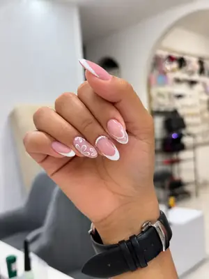Manicure francesa almendrada con flores blancas hecha en Armenia