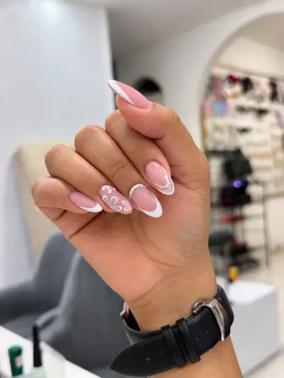 Manicure francesa almendrada con flores blancas hecha en Armenia
