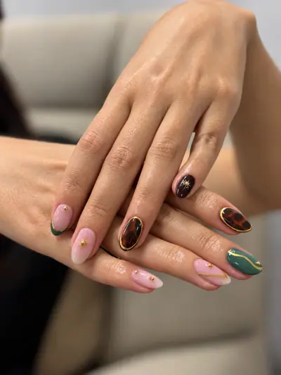 Uñas en café, verde y dorado con detalles de línea