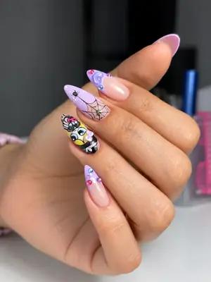 Uñas decoradas en lila con personajes y telarañas, Armenia