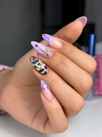 Uñas decoradas en lila con personajes y telarañas, Armenia