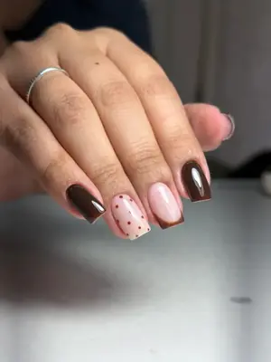 Uñas cortas en nude y café con puntos, manicure en Armenia