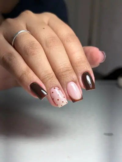 Uñas cortas en nude y café con puntos, manicure en Armenia