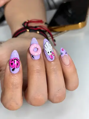 Uñas almendradas con dona, gatito y estrellas en tonos pastel
