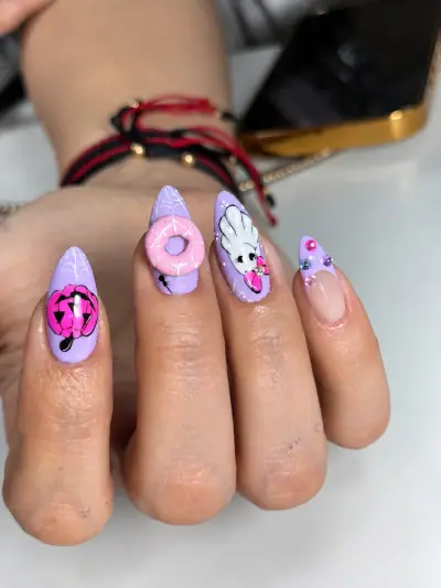 Uñas almendradas con dona, gatito y estrellas en tonos pastel
