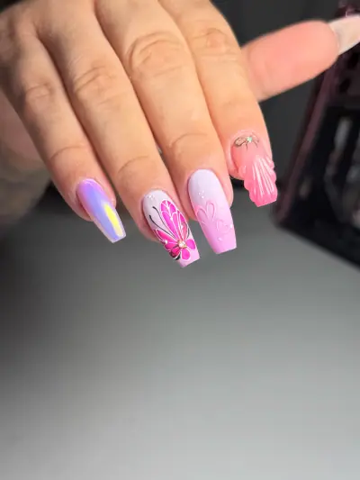 Diseño de uñas en tonos pastel con mariposa fucsia, Armenia