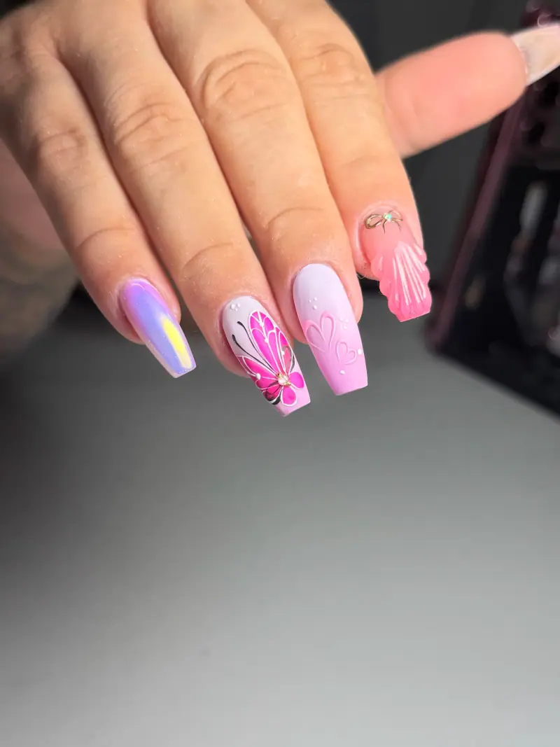 Diseño de uñas en tonos pastel con mariposa fucsia, LOVIT SPA Armenia