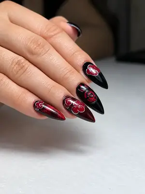 Uñas en rojo y negro con diseño artístico, Armenia