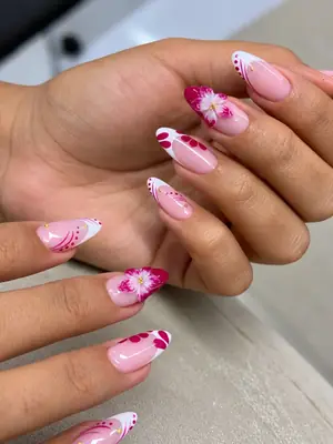 Uñas rosadas con flores fucsia pintadas a mano en Armenia