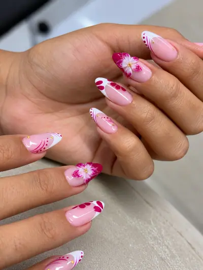 Uñas rosadas con flores fucsia pintadas a mano en Armenia