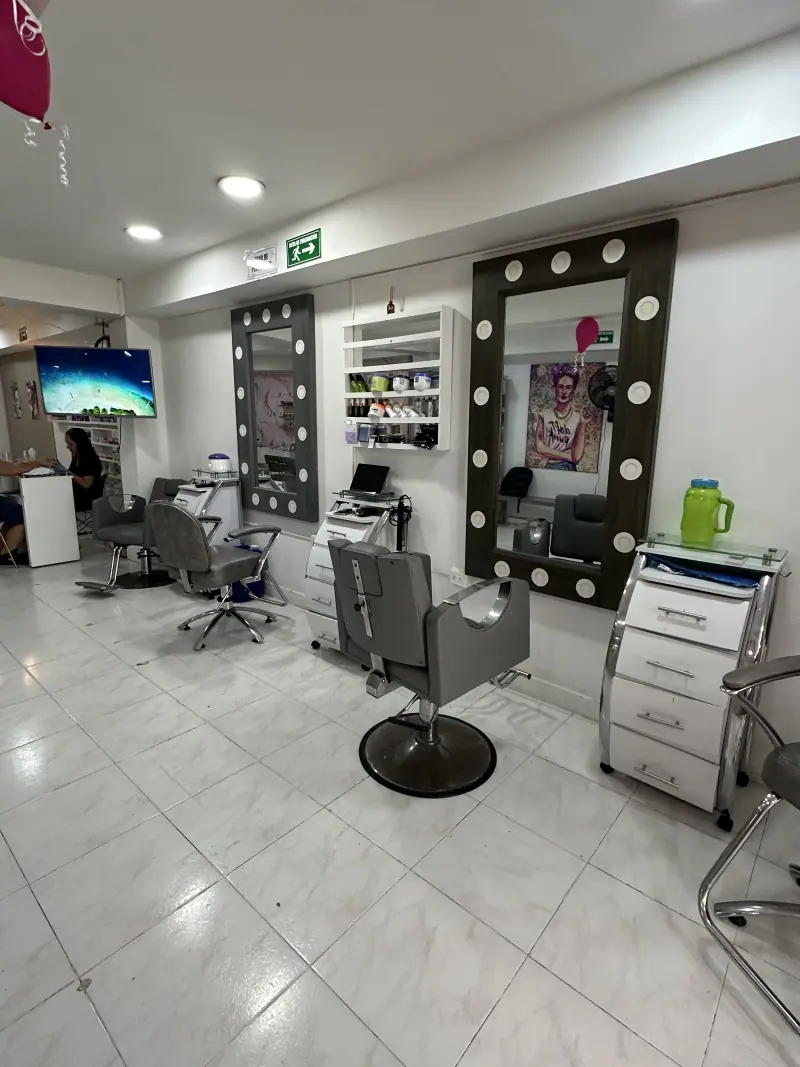 Zona de peluquería con espejos iluminados en LOVIT SPA